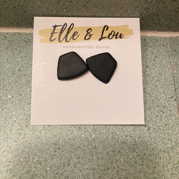 Brand new - never worn Elle & Lou black pierced earrings - studs - Picture 1 of 3